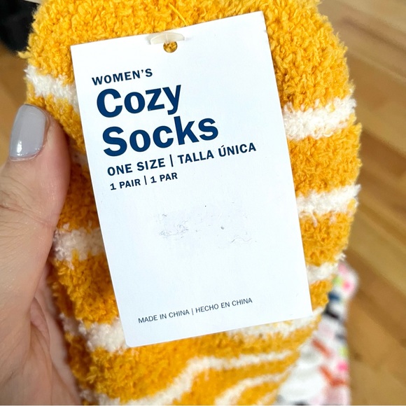 Bundle of 2 Pairs of Cozy Socks NWT - Picture 5 of 6